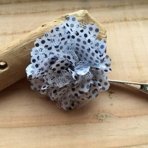 Alligator knipje met (medium) bloem van tule en satijn wit/zwart polkadot