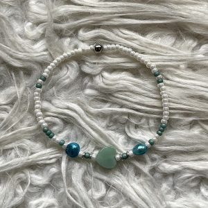 Elastische armband natuursteen met licht turquoise groene hart en zoetwaterparels