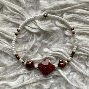 Elastische armband natuursteen met bruine Sandstone klaver en zoetwaterparels