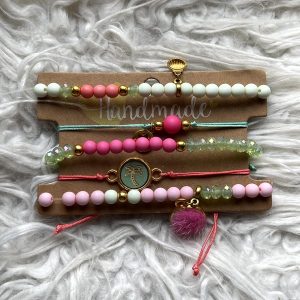 Setje armbanden (5 stuks) diverse kleuren roze en lichtgroen met goud