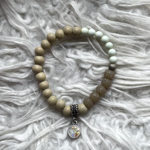 Armbandje hout met acryl en hanger "beige"