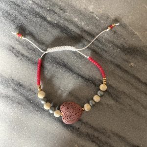Armbandje (verstelbaar) natuursteen "grijs/wit/roze" met hart van lavasteen