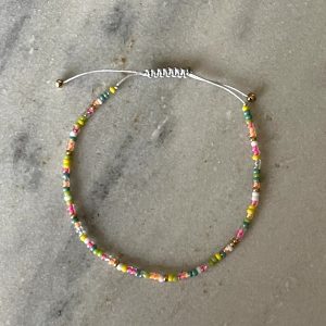 Enkelbandje met schuifknoop en vrolijk gekleurde kraaltjes