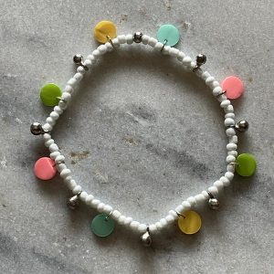 Enkelbandje (elastisch) van witte kraaltjes met gekleurde muntjes en zilverkleurige hangertjes