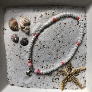 Enkelbandje (elastisch) roze en witte kraaltjes met hanger "schelp"