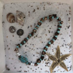 Enkelbandje (elastisch) van turquoise en schelp kraaltjes met turquoise schildpad
