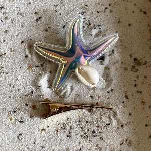 Aligatorknipje met zeester "wit" en kauri schelpje