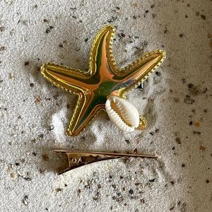 Aligatorknipje met zeester "geel" en kauri schelpje