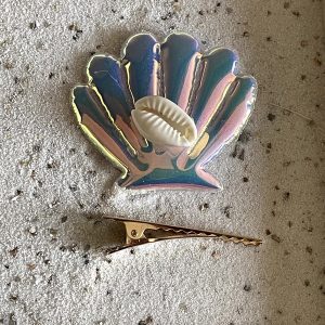 Aligatorknipje met schelp "wit" en kauri schelpje
