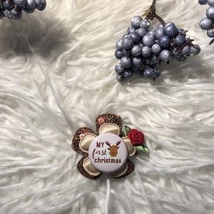 Alligatorknipje met bruine glitter en beige bloem met flatback "My first Christmas" en rood roosje