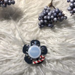 Alligatorknipje met donkerblauwe denim bloem en sneeuwvlok met flatback "Happy" en zuurstokje