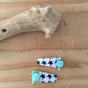 Haarknipjes 3cm wit met zwarte sterren en mint roosje