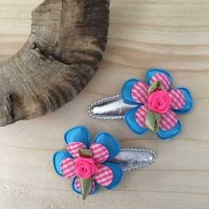 Haarknipjes 5cm zilver met blauwe en roze geruite bloem en roze roosje