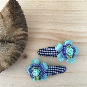 Haarknipjes 5cm donkerblauw geruit met mint bloem, blauw bloemetje en mint roosje