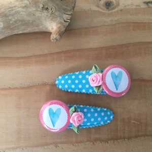 Haarknipjes 5cm turquoise polkadot met roze roosje en flatback "hart"