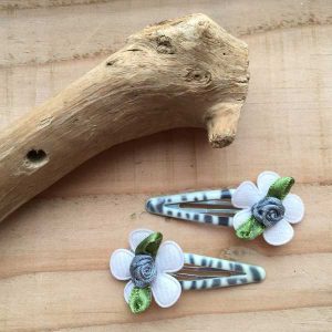 Haarknipjes 5cm zebraprint met witte bloem en grijs roosje