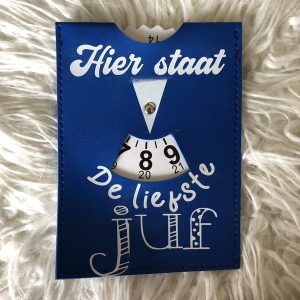 Parkeerschijf met witte tekst "Hier staat de liefste juf"