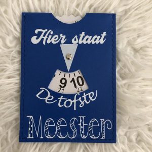 Parkeerschijf met witte tekst "Hier staat de tofste meester"