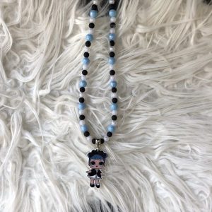 Kinderketting LOL blauwe, witte en zwarte kralen én een leuke hanger van een LOL meisje