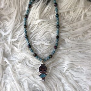 Kinderketting LOL turquoise en zwarte kralen én een leuke hanger van een LOL meisje