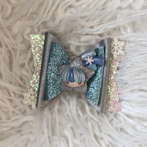 Dubbele strik van imitatieleer blauw glitter, zilver en wit glitter met handgemaakt fimo poppetje "vallende ster" en sneeuwvlokjes