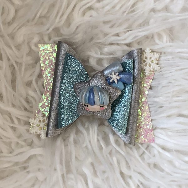 Dubbele strik van imitatieleer blauw glitter, zilver en wit glitter met handgemaakt fimo poppetje "vallende ster" en sneeuwvlokjes