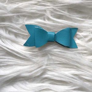 Strik mini van imitatieleer op alligatorknipje turquoise