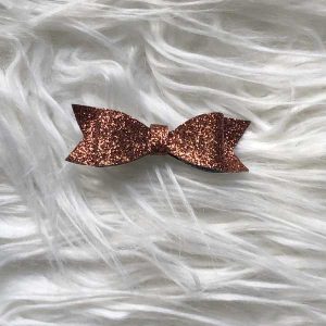 Strik mini van imitatieleer op alligatorknipje bruin glitter