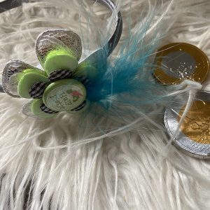 Diadeem grijs met zilveren, groene en grijze bloemen, blauw veertje én flatback "Hulp Pietje"