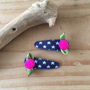 Haarknipjes 5cm donkerblauw met witte sterren en fuchsia roze roosje