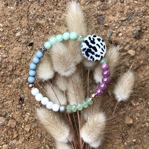 Armbandje van porseleinkraaltjes met schelpkraal