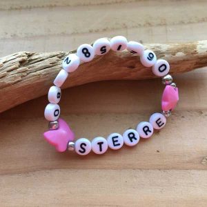 Kinder armbandje (elastisch) met telefoonnummer en leuke gekleurde kraaltjes