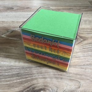 Notitieblok kleur met beige tekst "bedankt voor het kleurrijke schooljaar"