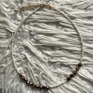 Ketting "fijn" wit/goud met zoetwaterparels en natuursteen tijgeroog