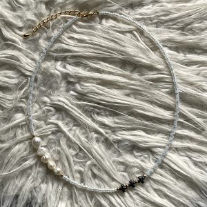Ketting "fijn" wit/goud met zoetwaterparels en natuursteen Hematiet