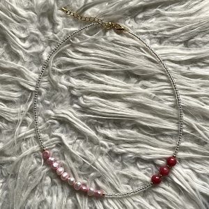 Ketting "fijn" doorzichtig/goud met zoetwaterparels en natuursteen fuchsia Agaat