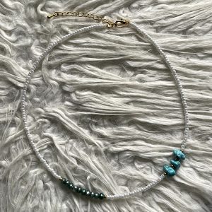 Ketting "fijn" wit/goud met zoetwaterparels en natuursteen turquoise