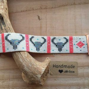 Miyuki armband grijs, wit, roze met buffelschedels en rosekleurig slotje