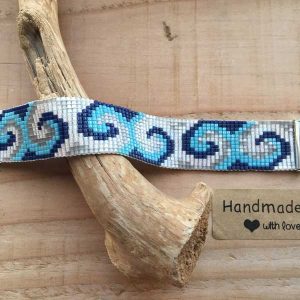 Miyuki armband (donker)blauw, grijs en wit met golven en een zilverkleurig slotje
