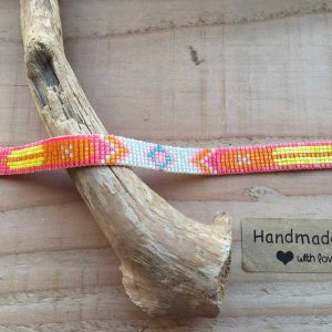 Miyuki armband oranje, (neon)roze, geel, wit en turquoise met goudkleurig slotje