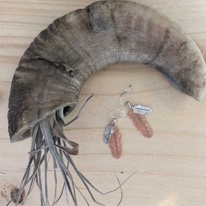 Oorbellen met rosé en zilverkleurig veertje