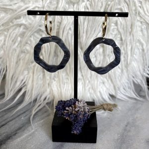 Oorringen goudkleurig met denim kleurige resinhangers ø 38cm