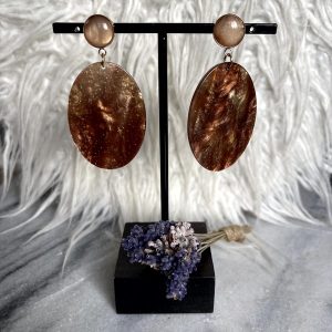 Oorbellen rosékleurig met roze/bruin kleurige resinhangers 5x3,5cm