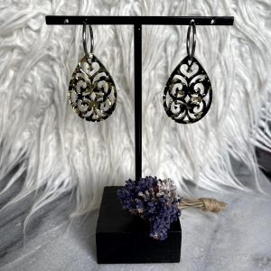 Oorringen zilverkleurig met zwart en goudkleurige druppelvormige resinhangers 3,8x2,6cm