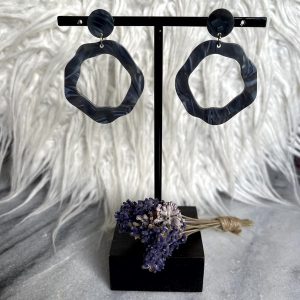Oorbellen denimkleurig met denimkleurige resinhangers ø3,8cm
