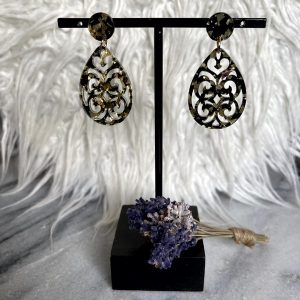 Oorbellen zwart en goudkleurig met zwart en goudkleurige druppelvormige resinhangers 3,8x2,6cm