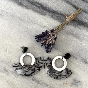 Oorbellen zilver met statement hangers "zwart/grijs/ zilver" (5,5x2,5cm)