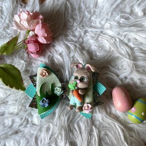 Strik van imitatieleer (turquoise/groen) met handgemaakt fimofiguurtje "paashaas" en bloemetjes