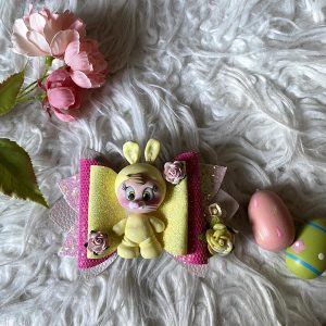 Dubbele strik van imitatieleer (geel/roze/wit) met handgemaakt fimofiguurtje "paashaas" en bloemetjes
