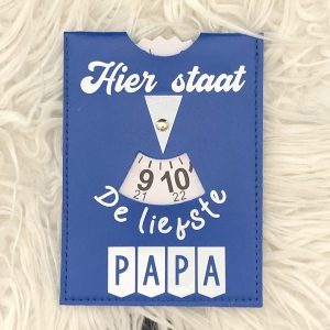 Parkeerschijf met witte tekst "Hier staat de liefste papa"